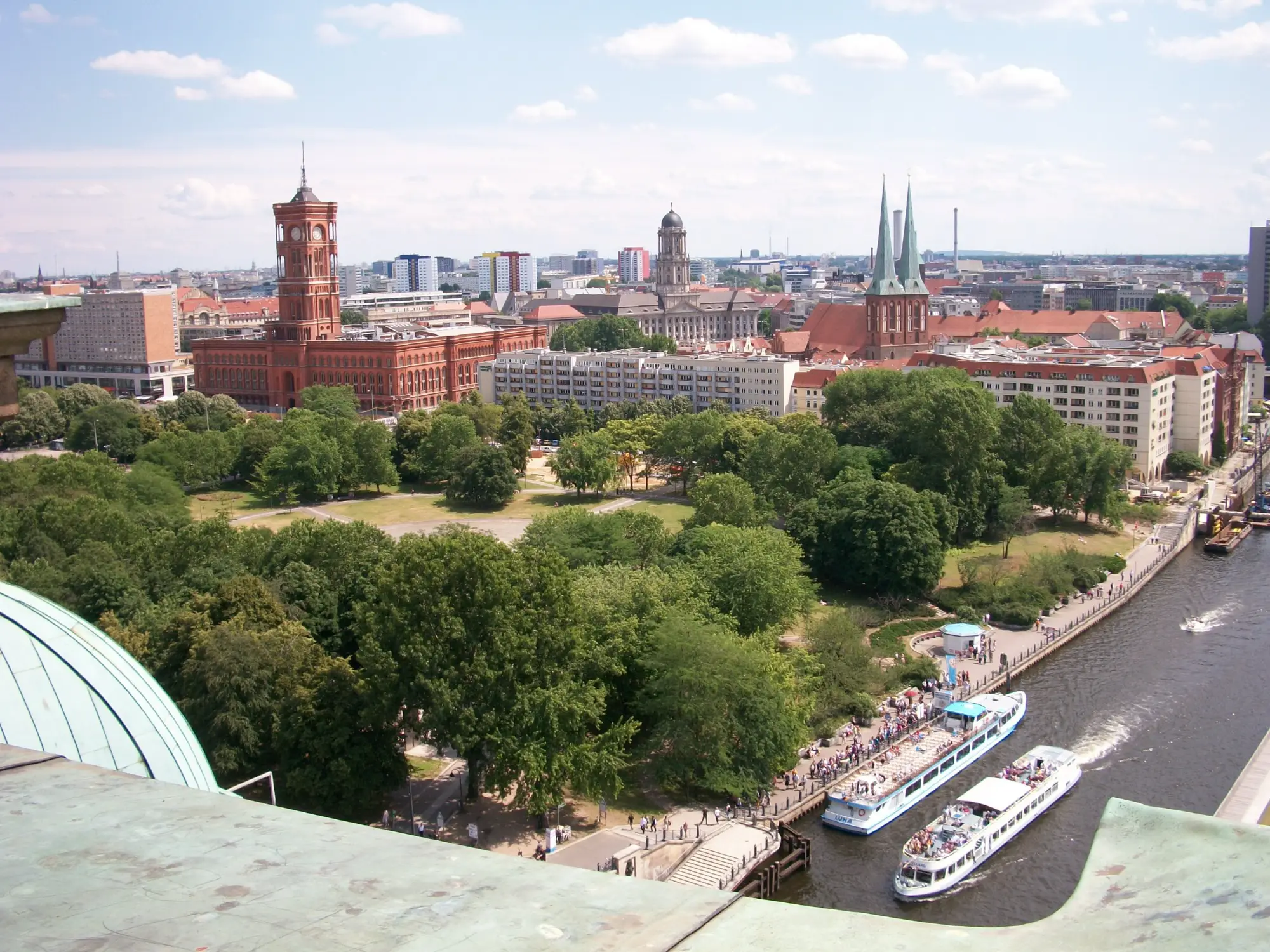 Luftaufnahme von Berlin mit Rotem Rathaus, der Spree mit Ausflugsbooten und der Nikolaikirche.